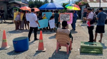 Kegiatan Dokumentasi Warga Bahorok Blokir Jalan Bukit Lawang Minta Gubernur Sumut Bobby Nasution Perbaiki Jalan Lintas Bukit Lawang Rabu(8/4/2026)