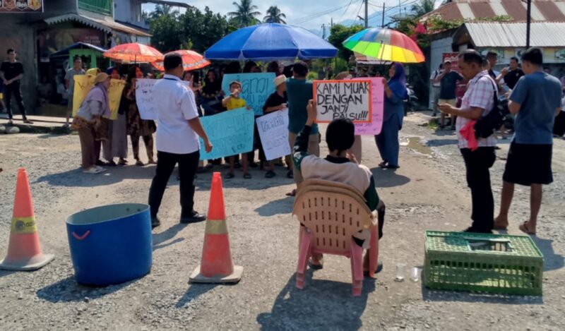 Kegiatan Dokumentasi Warga Bahorok Blokir Jalan Bukit Lawang Minta Gubernur Sumut Bobby Nasution Perbaiki Jalan Lintas Bukit Lawang Rabu(8/4/2026)