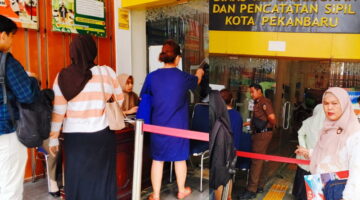 Disdukcapil Riau Dilanda Kontroversi: Ros Diblokir Setelah Tolong Warga, Bunga Ditolak Karena Aturan Baju