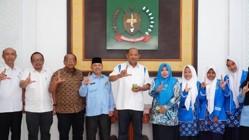 Dokumentasi Foto Pelajar MTS 4 Kabupaten Langkat Bersama Bupati Langkat H. Syah Afandin 