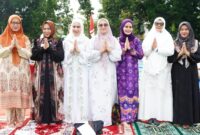 Dokumentasi Foto Kegiatan Wakil Bupati Langkat Tiorita Br Surbakti Shalat Idul Adha 1447 H di Alun- akun Stabat