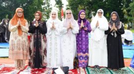 Dokumentasi Foto Kegiatan Wakil Bupati Langkat Tiorita Br Surbakti Shalat Idul Adha 1447 H di Alun- akun Stabat 
