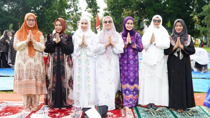 Dokumentasi Foto Kegiatan Wakil Bupati Langkat Tiorita Br Surbakti Shalat Idul Adha 1447 H di Alun- akun Stabat 