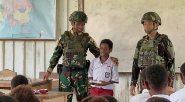 Mencerdaskan Kehidupan Bangsa, Satgas Yonif 521/DY Hadir Bagikan Perlengkapan Sekolah di Distrik Benawa