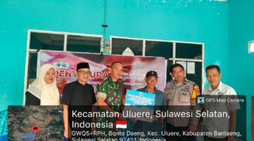 Babinsa Bersama Aparat Desa Kawal Bantuan Sosial untuk Masyarakat Kurang Mampu di Uluere