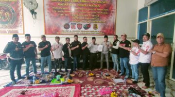 SERAH TERIMA SK DARI KETUA MADAS ( Madura Asli Daerah Anak Serumpun ) DPD JATIM R. ZAINAL FATAH KEPADA KETUA DPC PROBOLINGGO RAYA YANG BARU H. SAMSUL ARIFIN BERJALAN KHIDMAT