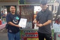 Dokumentasi Foto Kegiatan Dinas Koperasi UMKM di CFD Kepala Dinas Koperasi UMKM Binawan Memberikan Sertifikat Halal Gratis 