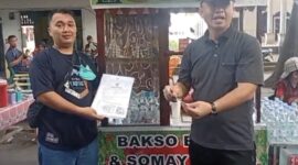Dokumentasi Foto Kegiatan Dinas Koperasi UMKM di CFD Kepala Dinas Koperasi UMKM Binawan Memberikan Sertifikat Halal Gratis 