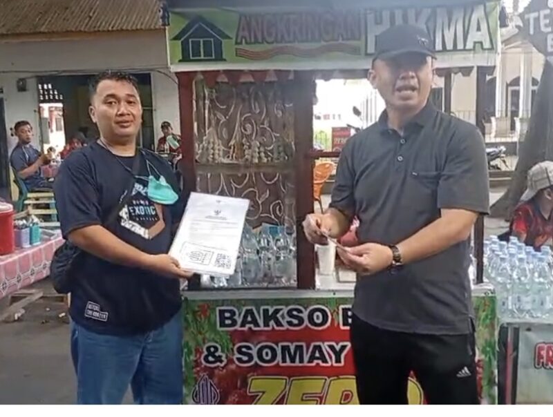 Dokumentasi Foto Kegiatan Dinas Koperasi UMKM di CFD Kepala Dinas Koperasi UMKM Binawan Memberikan Sertifikat Halal Gratis 