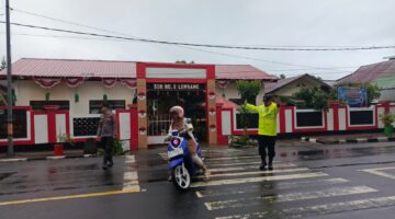 Hujan Mengguyur Kota Bantaeng Aiptu Syamsuddin Latief Pantang Surut Melaksanakan Commander Wish