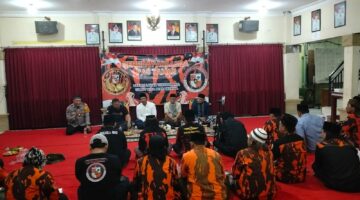 Hujan deras yang mengguyur wilayah Kecamatan Taman, Kamis (14/05/2026), tidak menyurutkan semangat para anggota Pemuda Pancasila