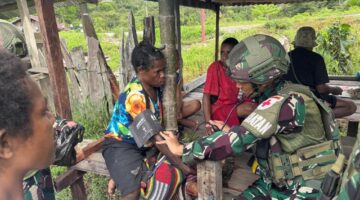 Binter TNI Peduli Kasih Sayang, Satgas Yonif 521/DY Berikan Pelayanan Kesehatan Gratis Bagi Warga Distrik Benawa