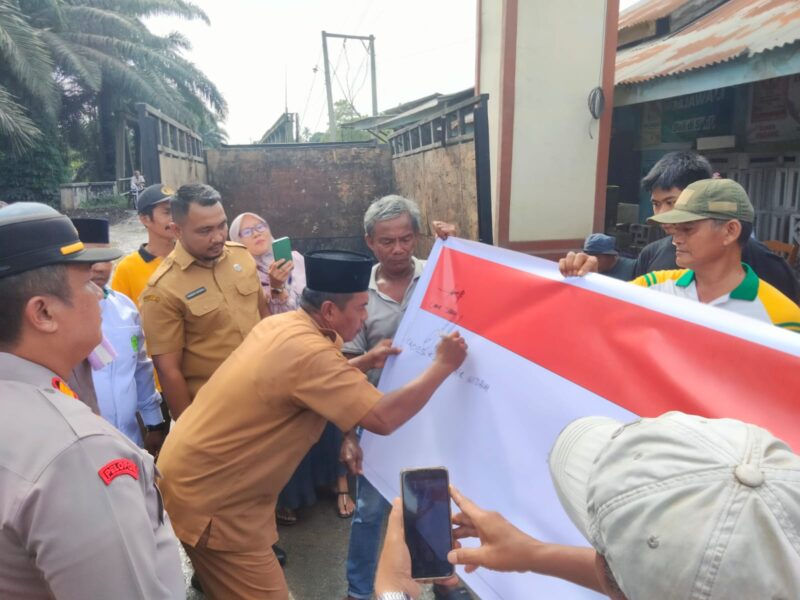 Dokumentasi Foto Kegiatan Orasi Jalan Rusak di Desa Kwala Air Hitam 