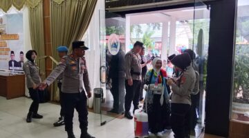 Personil Gabungan Amankan Pemberangkatan Jemaah Calon Gaji kloter 42 Kabupaten Bantaeng