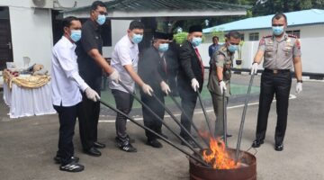 Kapolres Bantaeng Musnahkan Puluhan Barang Bukti Tindak Pidana (Inkracht) di Kantor Kejaksaan Negeri Bantaeng
