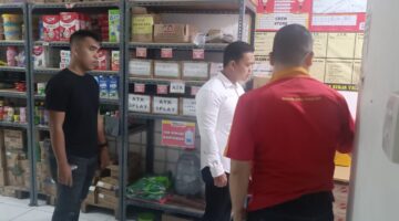 Minimarket disolear dirampok uang puluhan juta rupiah raib digondol rampok .