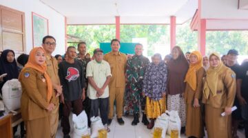 Bupati Bantaeng Salurkan Bantuan Beras dan Minyak di Kecamatan Bissappu