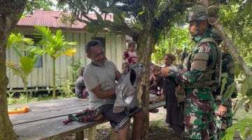 Tingkatkan Kebersamaan Melalui Berbagi Kasih, Satgas Yonif 521/DY Bagikan Pakaian Layak Pakai kepada Warga Distrik Benawa