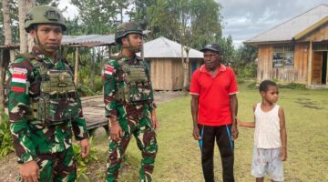 Papua Bersih dan Indah, Satgas Yonif 521/DY Bersama Warga Gelar Gotong Royong Karya Bakti di Kampung Walkep