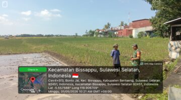 Babinsa Bonto Jai Dampingi Petani Olah Lahan Pembibitan Padi, Wujud Dukungan Ketahanan Pangan