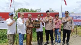Dokumentasi Foto Kegiatan Peresmian Jembatan Bhayangkara di Desa Sei Serdang Kapolres Langkat AKBP David Prasojo Bersama Kepala Desa dan Tokoh Masyarakat 