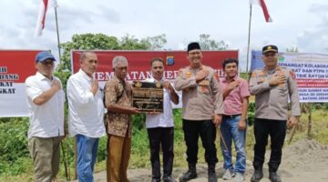 Dokumentasi Foto Kegiatan Peresmian Jembatan Bhayangkara di Desa Sei Serdang Kapolres Langkat AKBP David Prasojo Bersama Kepala Desa dan Tokoh Masyarakat 