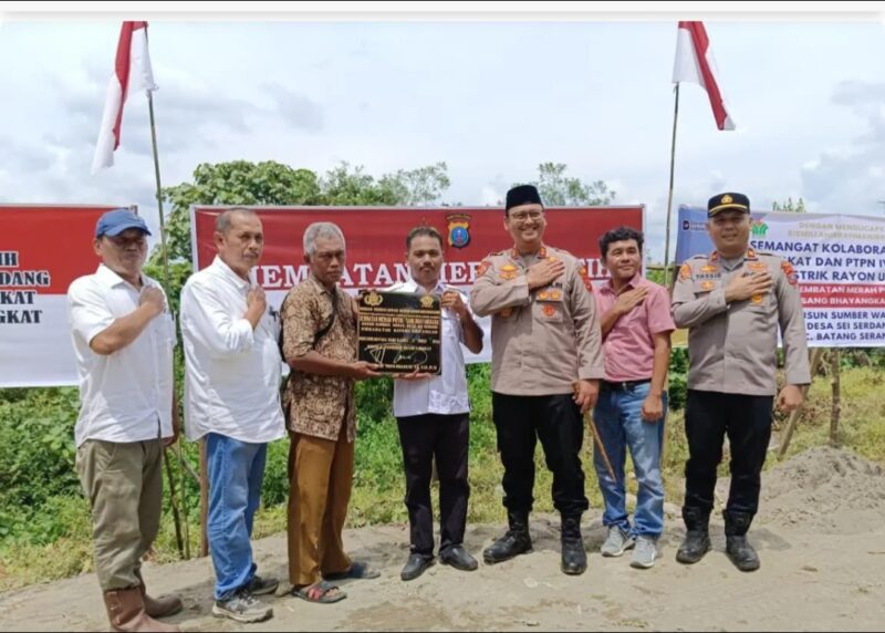 Dokumentasi Foto Kegiatan Peresmian Jembatan Bhayangkara di Desa Sei Serdang Kapolres Langkat AKBP David Prasojo Bersama Kepala Desa dan Tokoh Masyarakat 