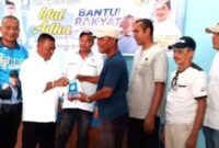 Dokumentasi Foto Kegiatan Qurban PAN Langkat Ketua Indra Bakti Memberikan Paket Daging kepada Masyarakat Terdampak Banjir