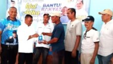 Dokumentasi Foto Kegiatan Qurban PAN Langkat Ketua Indra Bakti Memberikan Paket Daging kepada Masyarakat Terdampak Banjir