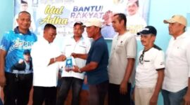 Dokumentasi Foto Kegiatan Qurban PAN Langkat Ketua Indra Bakti Memberikan Paket Daging kepada Masyarakat Terdampak Banjir 
