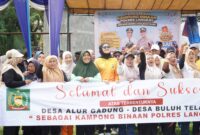 Dokumentasi Foto Kegiatan Ketua TP PKK Kabupaten Langkat Nyonya Endang Syah Afandin di Kampung Binaan Polres Langkat 