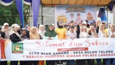 Dokumentasi Foto Kegiatan Ketua TP PKK Kabupaten Langkat Nyonya Endang Syah Afandin di Kampung Binaan Polres Langkat 
