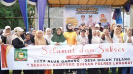 Dokumentasi Foto Kegiatan Ketua TP PKK Kabupaten Langkat Nyonya Endang Syah Afandin di Kampung Binaan Polres Langkat 