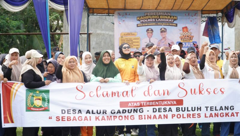 Dokumentasi Foto Kegiatan Ketua TP PKK Kabupaten Langkat Nyonya Endang Syah Afandin di Kampung Binaan Polres Langkat 
