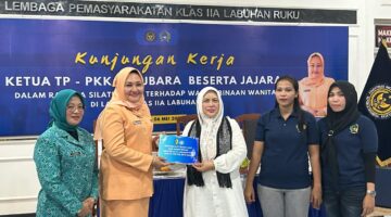 Dukung Kemandirian Warga Binaan, Ketua TP PKK Kabupaten Batu Bara Serahkan Alat Tenun di Lapas Labuhan Ruku