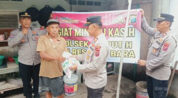 Polsek Air Putih Gelar “Minggu Kasih” – Bagi Bantuan Sembako kepada Warga Kurang Mampu di Desa Brohol