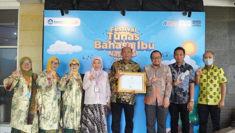 Dokumentasi Foto Kegiatan Penghargaan Bupati Langkat H.Syah Afandin di Depok dari Kemendikdaksmen 