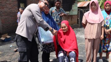 Jumat Berkah, Kapolres Aceh Tenggara dan Bhayangkari Salurkan Bantuan untuk Korban Kebakaran di Kute Bakhti