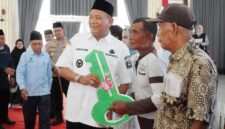 Dokumentasi Foto Kegiatan Bupati Langkat H.Syah Afandin Bersama BAZNAS Memberikan Rumah Baru kepada Masyarakat 