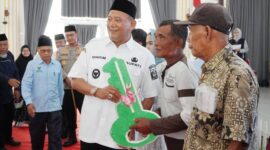 Dokumentasi Foto Kegiatan Bupati Langkat H.Syah Afandin Bersama BAZNAS Memberikan Rumah Baru kepada Masyarakat 