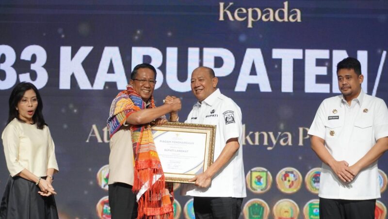 Dokumentasi Foto Kegiatan Bupati Langkat H Syah Afandin Menerima Mandat Dari Kementerian Hukum Indonesia Supratman Andi Aktas 