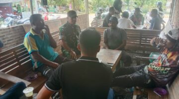 Babinsa Komsos dengan Pemuda Desa, Sosialisasikan Bahaya Judi Online