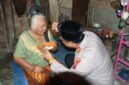 Dokumentasi Foto Kapolres Langkat AKBP David Prasojo Menyuapi Mbah Ginah Sebagai Bentuk Menyayangi Orang Tua yang Membutuhkan POLRI Dimana Saja 