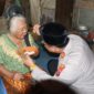 Dokumentasi Foto Kapolres Langkat AKBP David Prasojo Menyuapi Mbah Ginah Sebagai Bentuk Menyayangi Orang Tua yang Membutuhkan POLRI Dimana Saja 