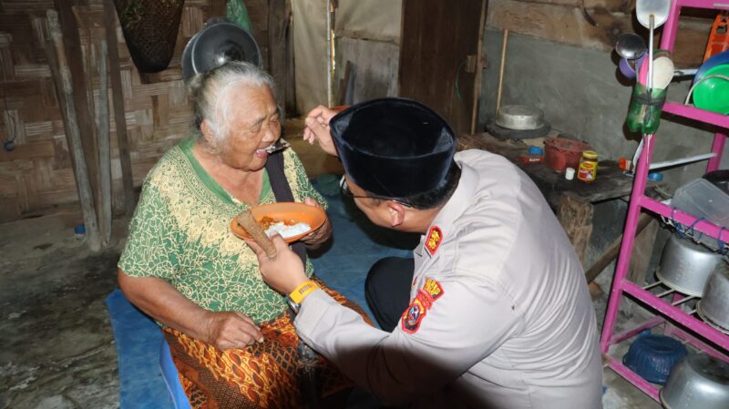 Dokumentasi Foto Kapolres Langkat AKBP David Prasojo Menyuapi Mbah Ginah Sebagai Bentuk Menyayangi Orang Tua yang Membutuhkan POLRI Dimana Saja 
