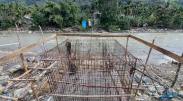 Percepat Pembangunan Jembatan Gantung Pereintis TNI Tak Kenal Teriknya Matahari