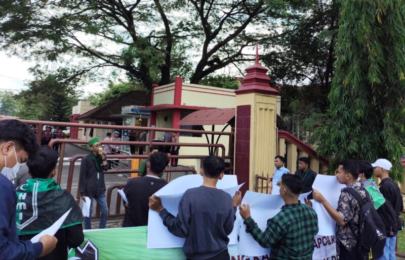 Dokumentasi Foto Istimewa: Kegiatan Ketua HMI Cabang Langkat Bersama Anggota Melakukan Orasi Demo 