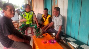 Babinsa Pos Ramil tripa makmur Melaksanakan Komunikasi Sosial Bersama Masyarakat Di Desa Binaan