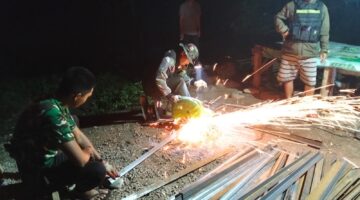 Malam Tak Menyurutkan Semangat, Personel Kodim 1410/Bantaeng Bersama Warga Kebut Pembangunan Jembatan Gantung