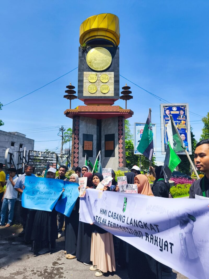 Dokumentasi Foto Istimewa: Kegiatan Himpunan Mahasiswa Islam Indonesia Cabang Kabupaten Langkat Kritisi Kebijakan Nasional di Simpang Bupati Langkat 